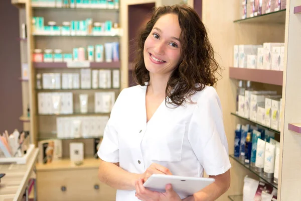 Esteticista trabajando en el salón de belleza — Foto de Stock