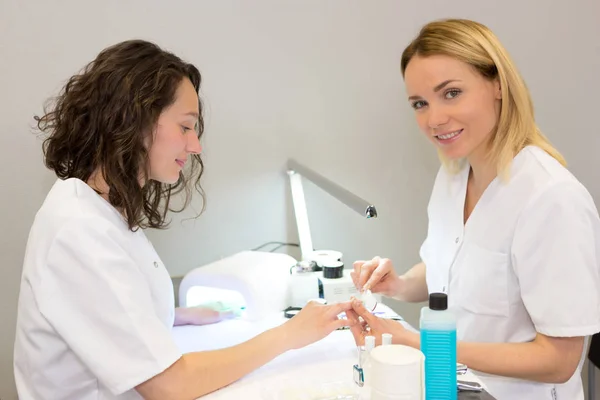 Jóvenes estudiantes de esteticista — Foto de Stock