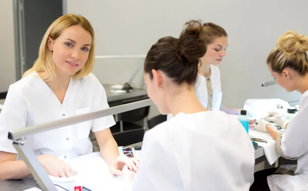 Jóvenes estudiantes de esteticista — Foto de Stock