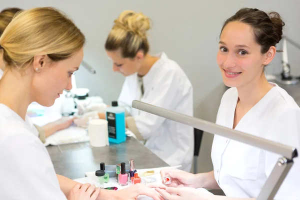 Estudiantes que practican durante los cursos — Foto de Stock