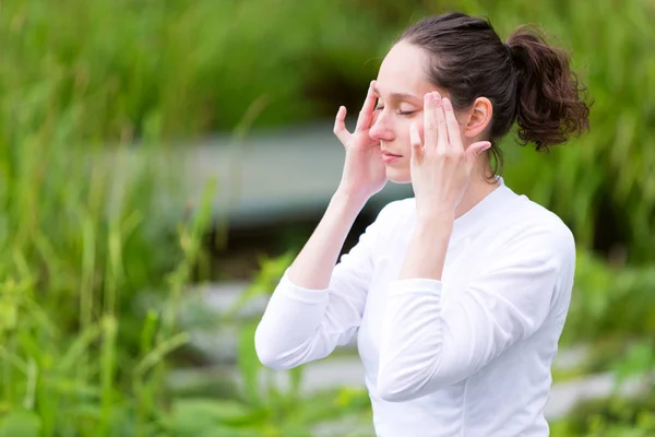 Frau praktiziert Yoga im Park — Stockfoto