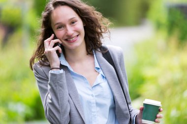 Kadın telefonu ve kahve