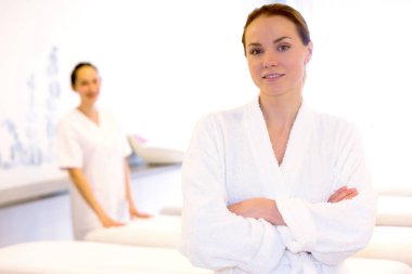 Genç kız masaj yapıyor