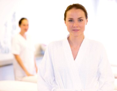 Genç kız masaj yapıyor