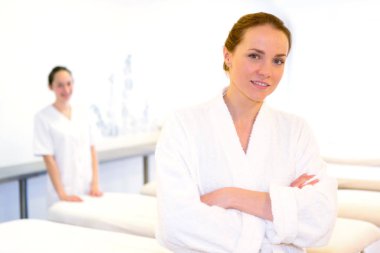 Genç kız masaj yapıyor