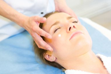 Genç kız masaj yapıyor