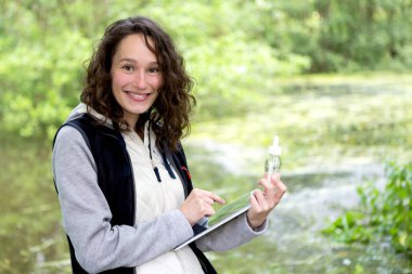 su analiz üzerinde çalışan biyolog