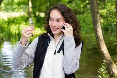 parkta çalışan biyolog kadın