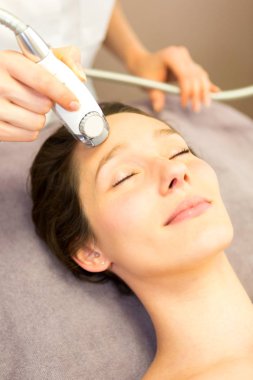 Genç kız masaj yapıyor