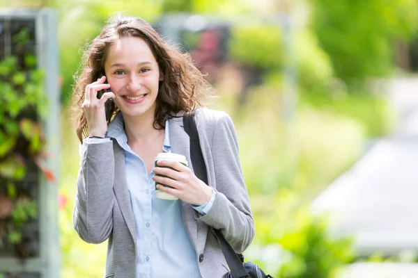 Mujer de negocios caminando en el parque —  Fotos de Stock