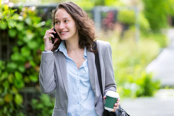 Mujer de negocios caminando en el parque — Foto de Stock