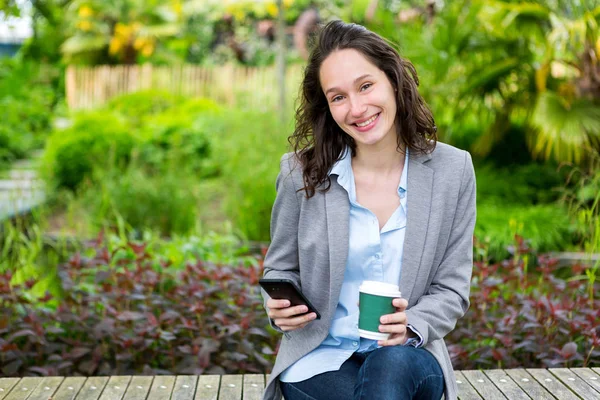 Affärskvinna med telefon — Stockfoto