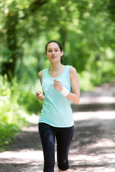 Junge Frau läuft im Wald — Stockfoto