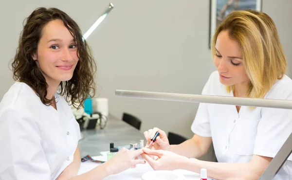 Jonge schoonheidsspecialiste studenten — Stockfoto