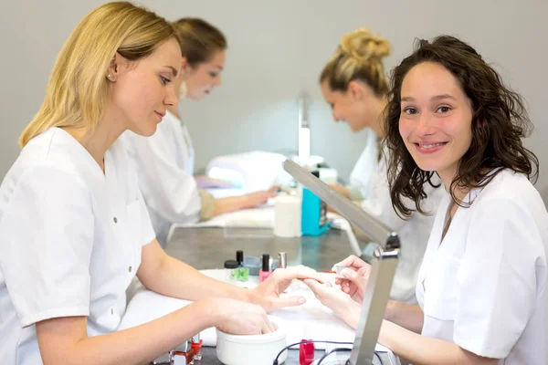 Estudiantes que practican durante los cursos — Foto de Stock