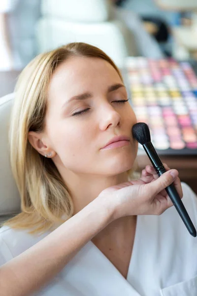 Profesionální kosmetička make-upu — Stock fotografie
