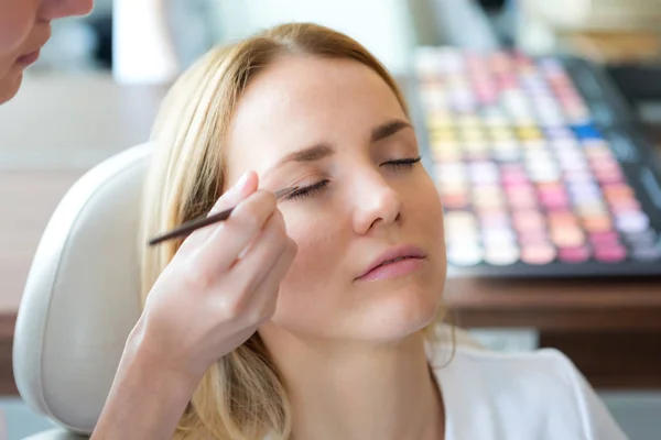 Professionelle Kosmetikerin Make-up — Stockfoto