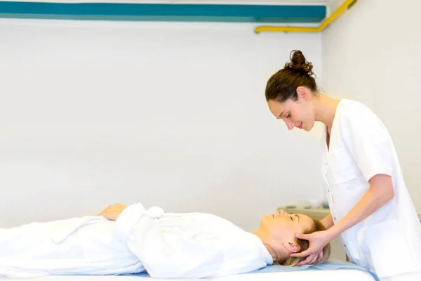 Menina fazendo massagem — Fotografia de Stock