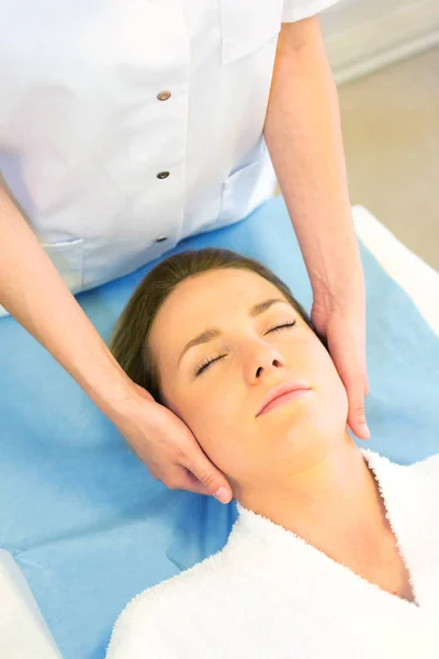 Jong meisje doet massage — Stockfoto