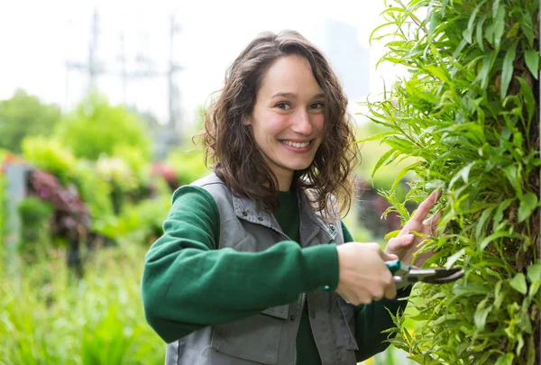 Vrouw in groene tuin — Stockfoto