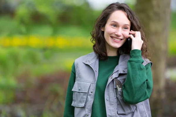 Молода жінка з телефоном — стокове фото