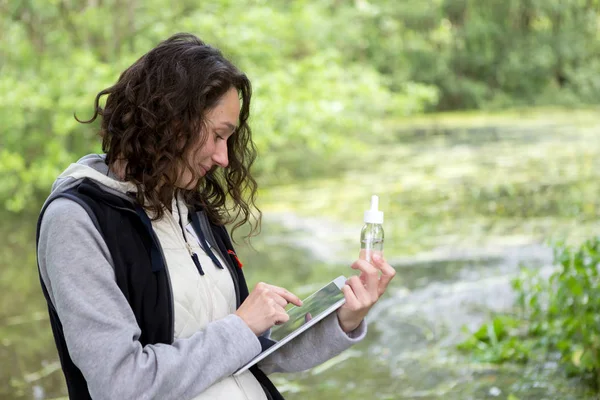 Bioloog bezig met wateranalyse — Stockfoto