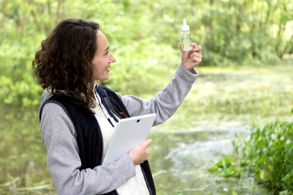 Biólogo que trabaja en el análisis del agua — Foto de Stock