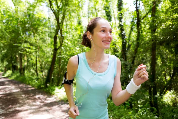 Jonge vrouw rennend in bos — Stockfoto