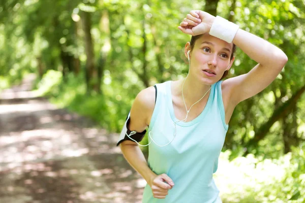 Frau läuft in Wald — Stockfoto