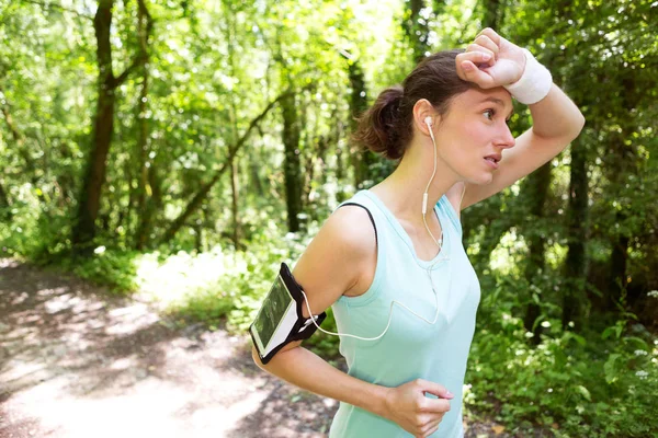 Frau läuft in Wald — Stockfoto