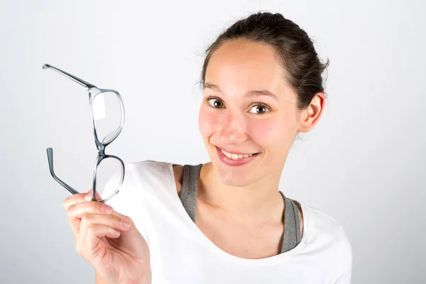 Frau probiert Brille aus — Stockfoto