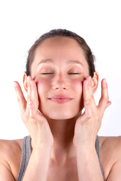 Mujer aplicando crema — Foto de Stock