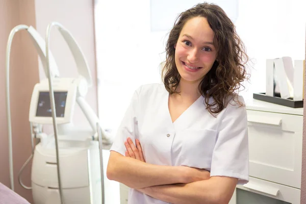 Esteticista trabajando en el salón — Foto de Stock