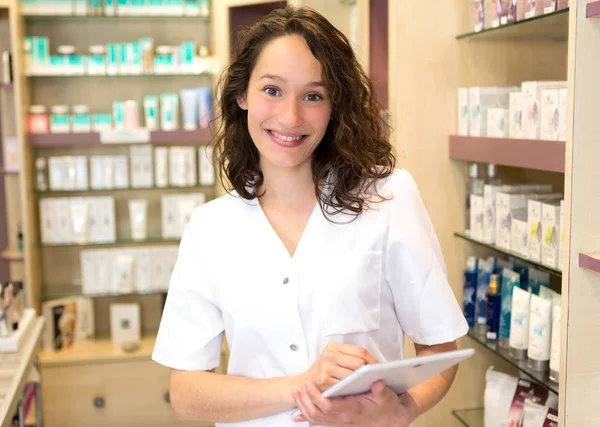 Beautician working in salon — Stock Photo, Image