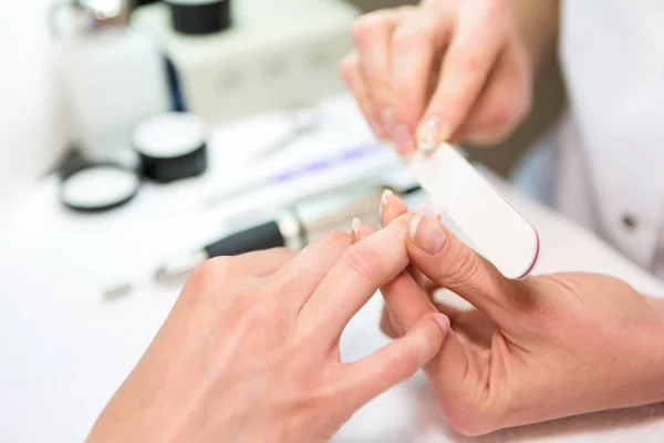 Manos durante la manicura —  Fotos de Stock