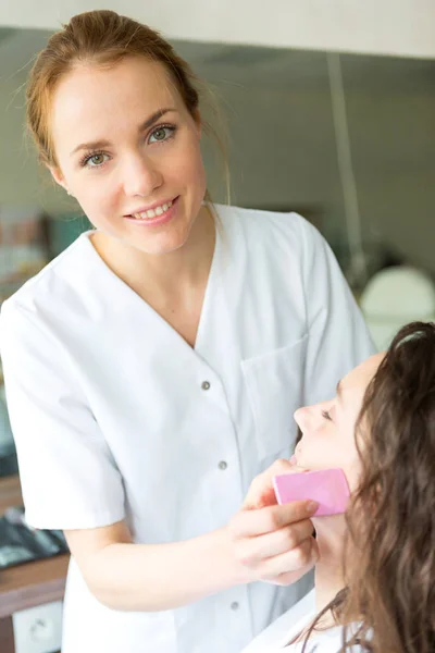 Jóvenes estudiantes esteticistas — Foto de Stock