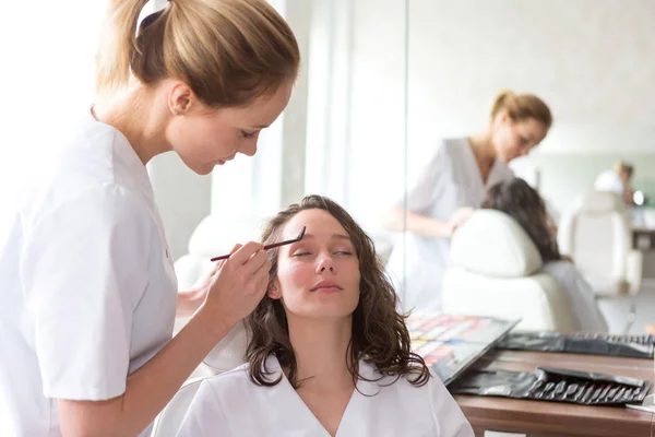 Jóvenes estudiantes esteticistas —  Fotos de Stock