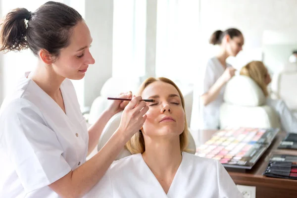 Jóvenes estudiantes esteticistas — Foto de Stock