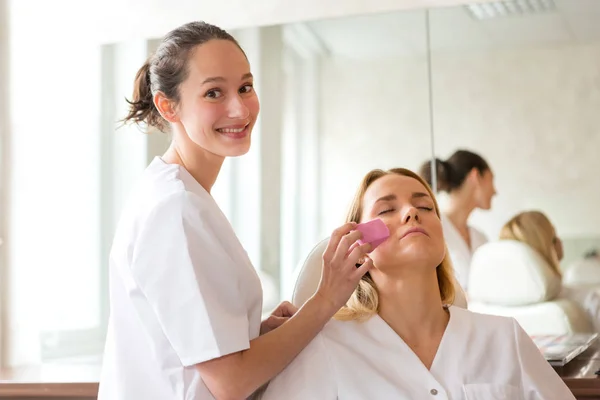 Junge Kosmetikerinnen Studenten — Stockfoto