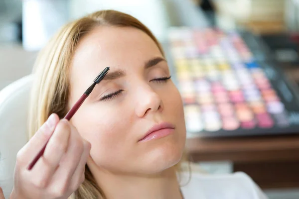 Professionelle Kosmetikerin Make-up — Stockfoto