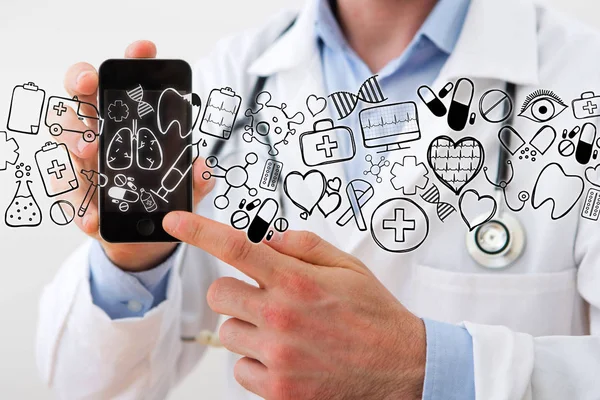 Doctor profesional entregando un teléfono inteligente con iconos alrededor — Foto de Stock