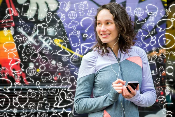 Junge Frau umgeben von Multimedia-Ikonen — Stockfoto