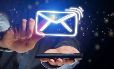 E-posta simgesi keşfi ile smartphone ileti gönderme kavramı