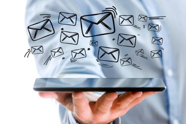 E-posta simgesi tabletiyle ileti gönderme kavramı