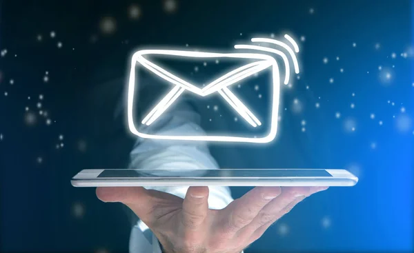 E-posta simgesi tabletiyle ileti gönderme kavramı — Stok fotoğraf