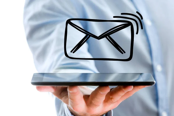 Concepto de envío de mensajes con tableta con icono de correo electrónico alrededor —  Fotos de Stock