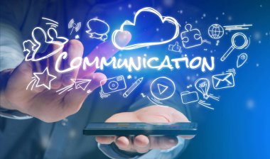 Smartphone ile iletişim simgesi tutan adam kavramı