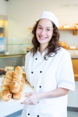 kadın baker pastanede çalışıyor