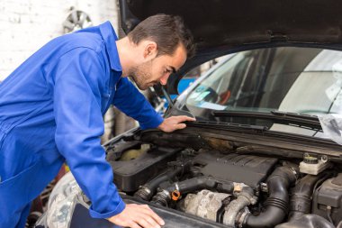 Bir araba garajda çalışan makinist