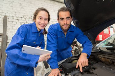 Garajda uzman ve tamirci. 